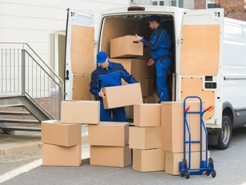 operarios cargando furgoneta con cajas